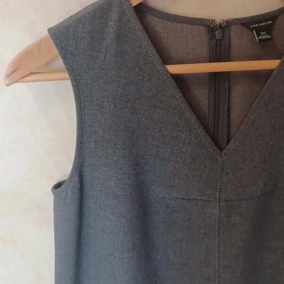 Ann Taylor Gray Shift Dress With Faux Leather Patch Pockets, Sleeveless, V-Neck - Picture 4 of 13